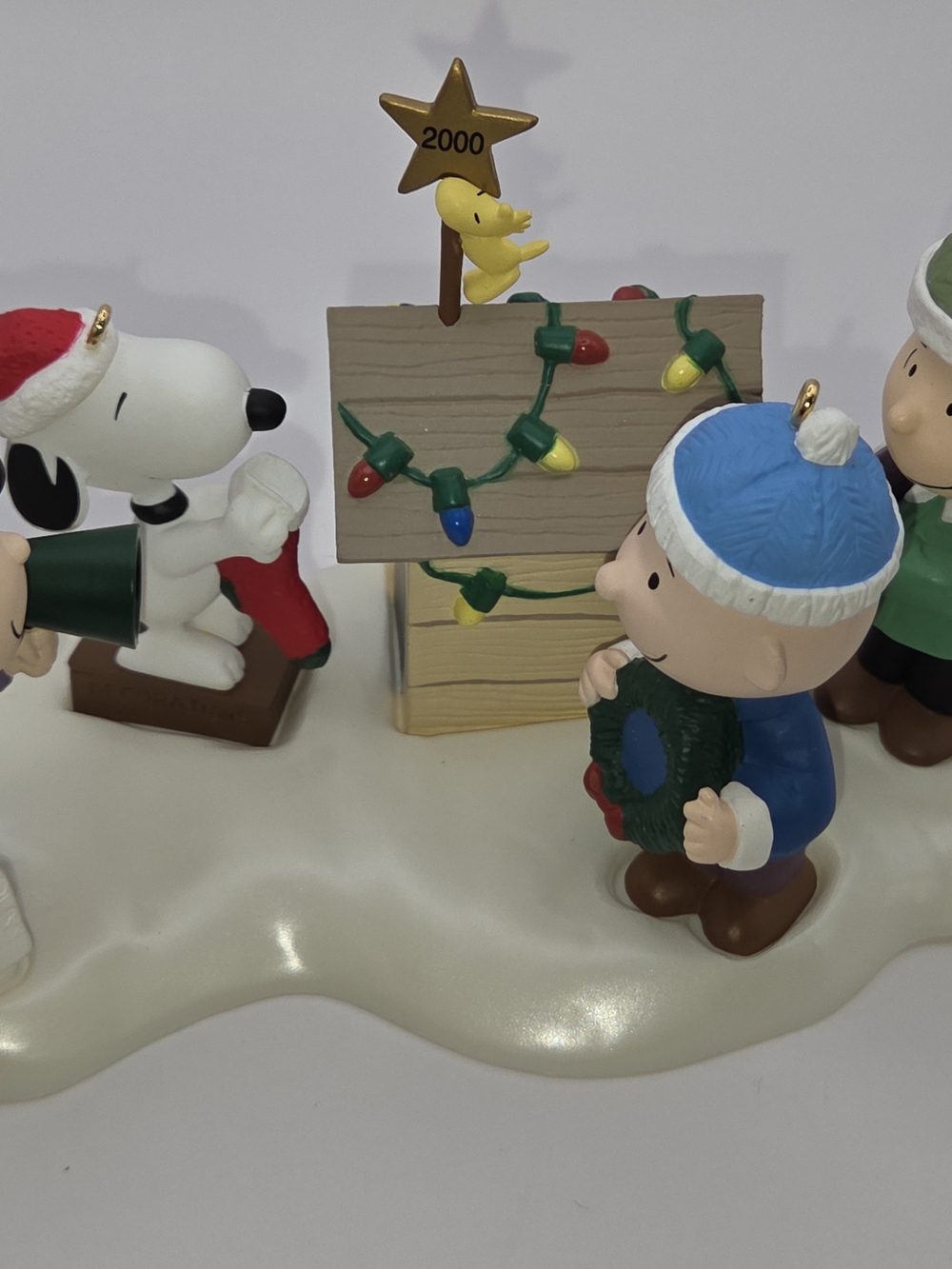 Peanuts Holiday Figurine Scene with Snoopy & Woodstock - Multicolor